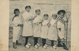 Tres Beau Plan Groupe De 6 Enfants En Route Pour La Plage Sables D' Olonne - Jeux Et Jouets