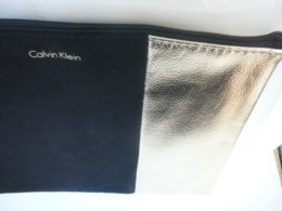 CALVIN KLEIN: POCHETTE BON ETAT LIRE ET VOIR!! - Miniatures Femmes (sans Boite)