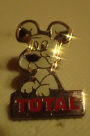 Pin's - ANIMAUX - Chien IDEFIX - TOTAL - Carburants