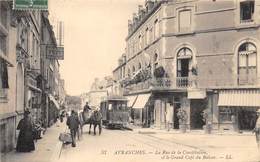 50-AVANCHES- LA RUE DE LA CONSTITUTION ET LE GRAND CAFE DU BALCON - Avranches