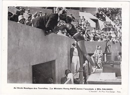 Au Stade Nautique Des Tourelles - Le Ministre Henry Paté Donne L'accolade à Mlle SALGADO - 19 X 14 Cm - Schwimmen