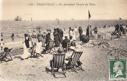 14- Trouville En Attendant L Heure Du Bain - Trouville