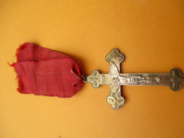 Croix Pendante Avec Ruban Rouge/CHRIST/Je Vous Serai Fidèle Toujours Seigneur/Fleur De Lys/Vers 1900-1920  CRX7 - Religion & Esotérisme