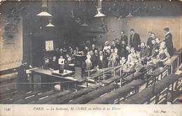 75005-PARIS- CARTE-PHOTO- LA SORBONNE, M. CURIE AU MILIEU DE SES ELEVES - Bildung, Schulen & Universitäten