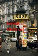 Reproduction D'une Photographie Ancienne D'un Homme Monté Sur Un Kiosque Publicitaire Avec Publicité Suze à Paris - Reproductions