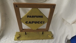 Enseigne Publicitaire Ancienne Parfums Capucci, Plv Vitrine Magasin Circa 70 - Other & Unclassified