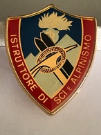 ITALIE - Insigne " Istruttore Di SCI E Alpinismo " - 3,6 Cm X 3 Cm. - Autres & Non Classés