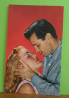 Coppia Innamorati Bacio Cartolina Formato Piccolo Non Viaggiata - Paare