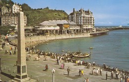 Postcard The Promenade And Pier Llandudno [ War Memorial In Foreground ] PU 1967 My Ref  B13360 - Caernarvonshire