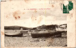 83 Le LAVANDOU - Le Port Et La Place (état) - Le Lavandou