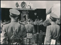 Cca 1950 Katonai Szemle, Kiváló Szakasz Cím átadása, Fotó, 13×17,5 Cm - Otros & Sin Clasificación