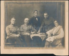Cca 1914-1918 Főtiszt Kitüntetésekkel, Fiai Társaságában, Kartonra Kasírozott Fotó, Karton Körbevágva, 14,5×19 Cm - Altri & Non Classificati