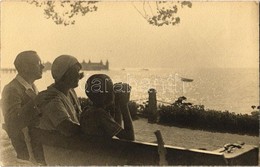 ** T1 Balatonfüred, Család A Padon ülve Naplementében. Photo - Ohne Zuordnung