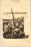 * T2/T3 Osztrák-magyar Matrózok Szenet és Téglákat Pakolnak A Rakpartról Egy Hadihajóra / K.u.K. Kriegsmarine / WWI Aust - Non Classés