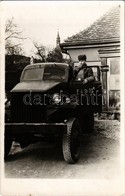 ** T1/T2 Katona Teherautóban Valahol Ukrajnában Egy Pékség Előtt / Soldier In Automobile Somewhere In Ukraine In Fron Of - Unclassified