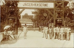 * T3 1912 Csendőr Laktanya Kakastollas Csendőrökkel / Jäger-Kaserne / K.u.K. Gendarme Barracks. Photo  (Rb) - Non Classés