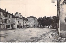 57 - VIC SUR SEILLE Place D'Armes ( Avec Pharmacie XV° Siècle )  CPSM Dentelée Noir Blanc Format CPA 1952 - Moselle - Vic Sur Seille