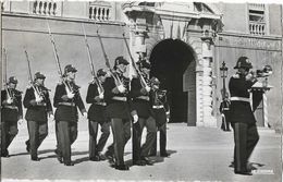 Delcampe - Principauté De Monaco - Les Carabiniers Du Prince - Carte La Cigogne - Fürstenpalast