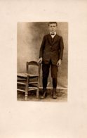 Photo Carte Jeune Homme Avec Chaise. - Anonyme Personen