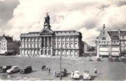 59 - CAMBRAI : L'HOTEL De VILLE - Automobiles En 1er Plan ( 2 CV Citroen 204 Peugeot ) CPSM Dentelée N/B Format CPA - - Cambrai