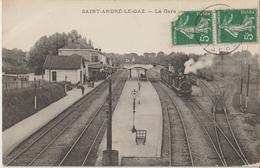 SAINT ANDRE LE GAZ ( Isère ) - La Gare - Train à Quai. - Saint-André-le-Gaz