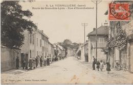 LA VERPILLIERE ( Isère ) - Route De Grenoble - Lyon - Rue D'Ecorcheboeuf. Personnages Au Premier Plan. - Saint-André-le-Gaz