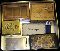 STAMP BOXES Group Incl. Examples With Glass Top, Chinese Painted Lacquer, Sorrento Wove American Brass Marked Bradley &  - Sonstige & Ohne Zuordnung