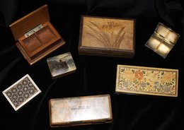 STAMP BOXES Group Of Various Wooden & Metal Stamp Boxes With Chinese Pewter Top Arts & Crafts, Fine Wooden Three Compart - Sonstige & Ohne Zuordnung