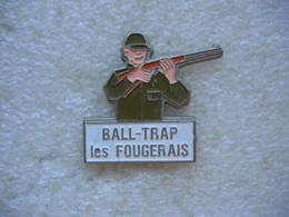Pin's Du Ball-Trap  "Les Fougerais". Tir Au Fusil - Tiro Al Arco