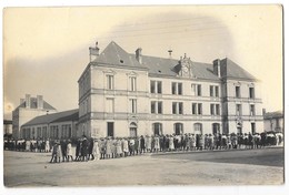 CHASSENEUIL (16) Carte Photo Façade De L'école Supérieure De Jeunes Filles Défilé - Autres & Non Classés