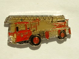 Pin's CAMION DE POMPIER RENAULT - Pompiers