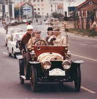 Photo Années 60,vieux Tacot Dans La Rue Rallye Paris Wien(autriche) - Cars