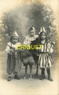 Enfants, Carte Photo De 3 Enfants Déguisés En Clowns Et Dompteur, Chameau En Peluche, 1913, Belle Carte - Gruppi Di Bambini & Famiglie