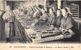 29-DOUARNENEZ- INDUSTRIE SARDINIERE EN BRETAGNE, LA MISE EN BOTTES - Douarnenez