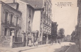 BOIS-COLOMBES (92) Rue Des Aubépines Près De La Place Des Fêtes (animée) - Autres & Non Classés