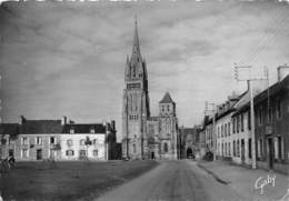 29-LE-FOLGOET- LA PLACE ET LA BASILIQUE - Le Folgoët