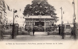 BENIN LE PALAIS DU GOUVERNEMENT A PORTO-NOVO PAVOISE EN L'HONNEUR DU 14 JUILLET  (CARTE PRECURSEUR ) - Benin