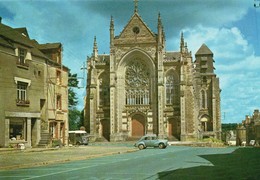 Saint-Julien-de-Vouvantes Belle Vue De L'Eglise Fourgon Type H Citroën TUB Voiture 4 CV Renault - Saint Julien De Vouvantes