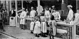 Fête Foraine.  Carte Format 13.5 X 7 Cms.  Enfants Devant Le Stand Des Gauffres Et Beignets. - Foires