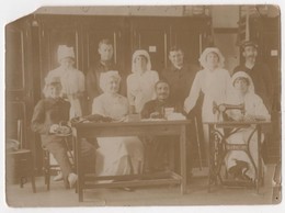 Photo Originale WWI Hôpital Militaria Infirmières Machine à Coudre SINGER - Guerre, Militaire