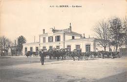 Dinan     22       Extérieur De La Gare. Calèches                   (voir Scan) - Dinan