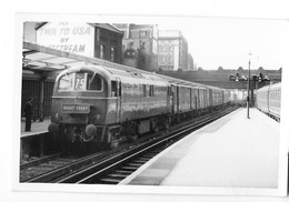 LONDRES (Angleterre) Photographie Format Cpa Gare Victoria Locomotive Train Gros Plan Vers 1960 - Altri & Non Classificati