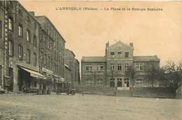 #080719A - 69 L'ARBRESLE La Place Et Le Groupe Scolaire - école Auto Café THIMONIER - L'Abresle