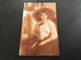 Carte Photo Jeune Femme élegante  LA SEYNE SUR MER - 1911 Timbrée - La Seyne-sur-Mer