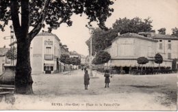Cpa Revel Place De La Patte D'oie. - Revel