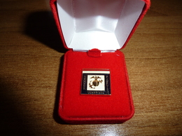 Pulce Occhiello 15 Anni Impiegato Civile US Marines - USMC Civilian Lapel Button 15 Years Service (166) - Casques & Coiffures