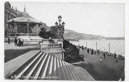 (RECTO / VERSO) MONTE CARLO EN 1905 - N° 48 - TERRASSES DEVANT LE CASINO AVEC PERSONNAGES - PLIS ANGLES - CPA VOYAGEE - Le Terrazze