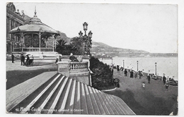 (RECTO / VERSO) MONTE CARLO EN 1905 - N° 48 - TERRASSES DEVANT LE CASINO AVEC PERSONNAGES - PLIS ANGLES - CPA VOYAGEE - Terrassen