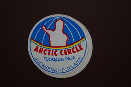 6-177 Autocollant Arctic Circle Cercle Polaire Finlande Juoksenki Tuomaan Paja Mesure D'Arc Meridien - Événements & Commémorations