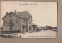 CPA 51 - BAZANCOURT - Cour De La Gare - TB PLAN Place + TB EDIFICE Ferroviaire - CHEMIN DE FER - Bazancourt